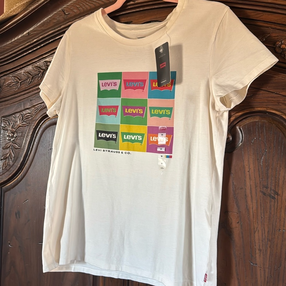 Levi’s Logo Graphic Tee NWT Medium Summer Style